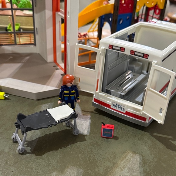 Playmobil Hospital, Ambulance, Playground, Pool Outdoors, and tons extras - Picture 15 of 15
